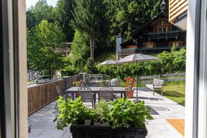 Deluxe-Apartment, Balkon, Bergblick | Terrasse/Patio
