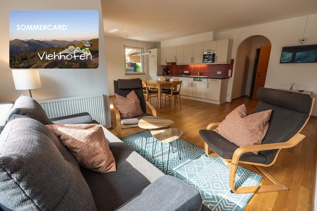 Condo superior, balcón, vista a la montaña | Área de sala de estar | Televisión de pantalla plana