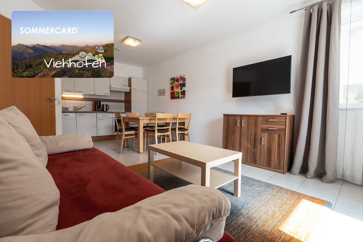 Condo clásico, vista a la montaña | Área de sala de estar | Televisión de pantalla plana