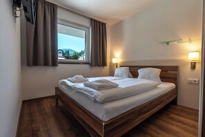 Escritorio, espacio para trabajar con laptop y cortinas blackout