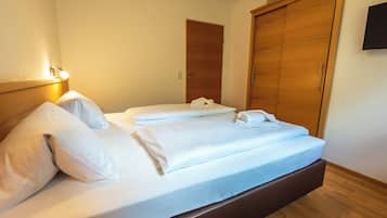 Escritorio, espacio para trabajar con laptop y cortinas blackout