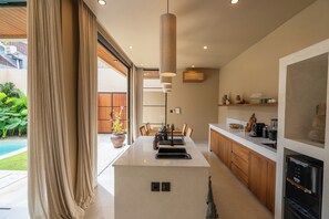 Fridge, stovetop, coffee/tea maker, high chair