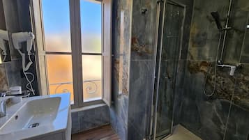 Escritorio, espacio para trabajar con laptop y wifi gratis