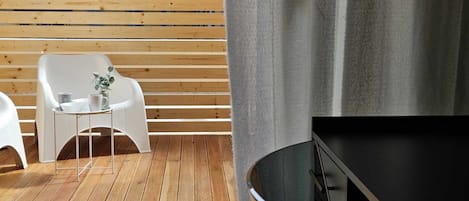 Työpöytä, kannettavalle tietokoneelle sopiva työtila, ilmainen Wi-Fi