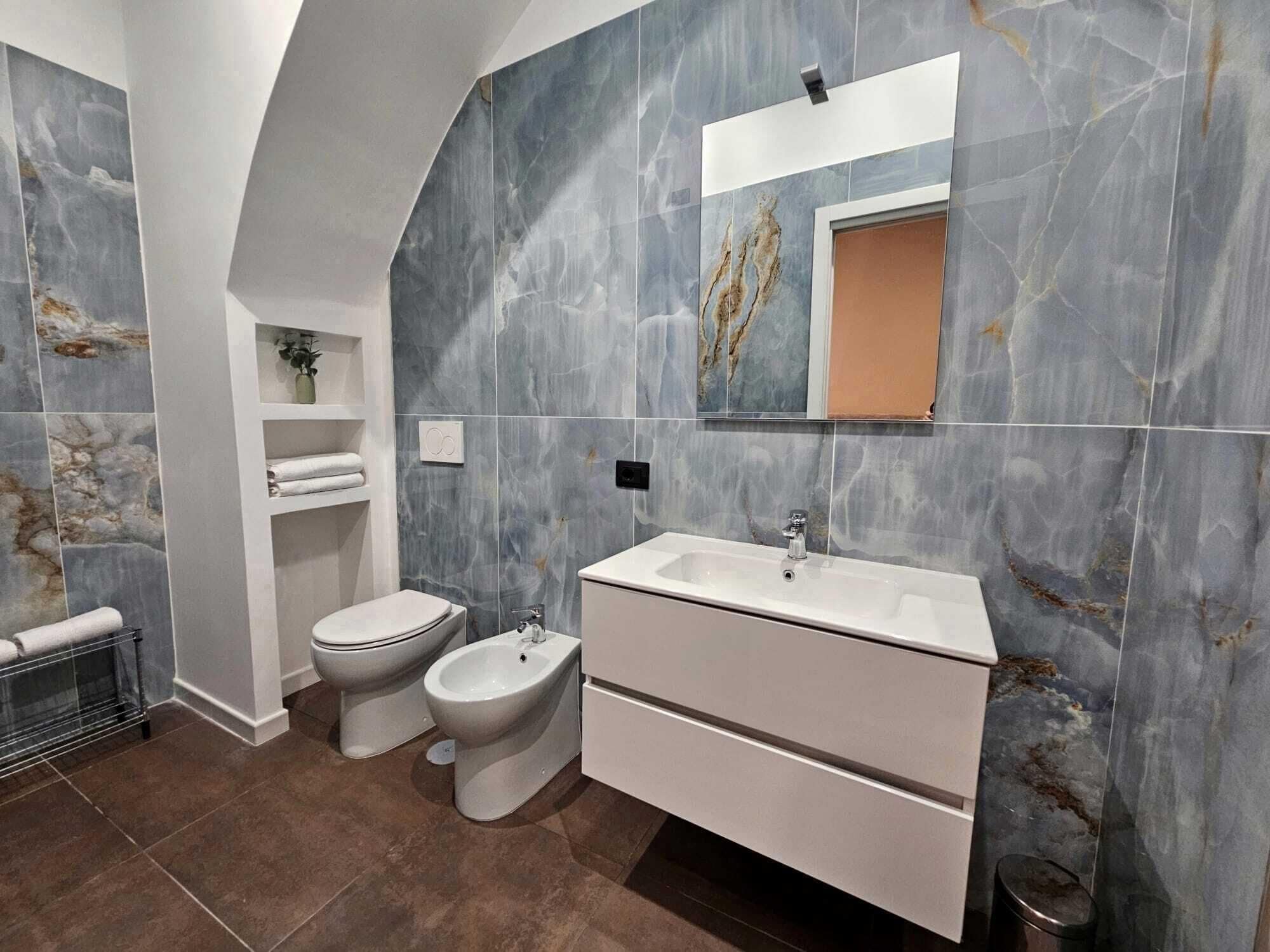 Una scrivania, postazione laptop, Wi-Fi gratuito