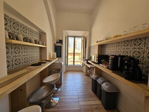 Cookware/dishes/utensils - Guest House Montegrappa Terrace (Civitavecchia)