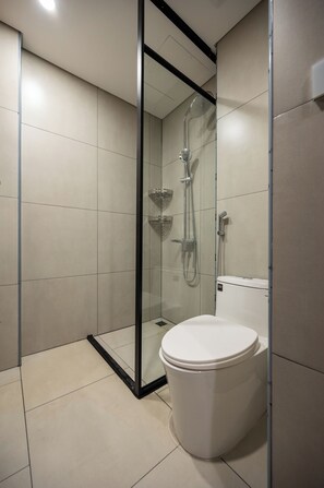 Dusche, Haartrockner, Bidet, Handtücher