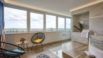 Suíte luxo | Área de estar | Smart TV 102 cm com canais digitais