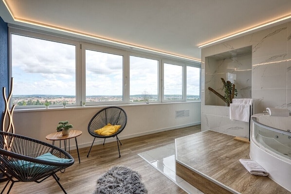 Deluxe Suite | Living area | 102-cm Smart TV with digital channels - Hotel Szieszta (Sopron)