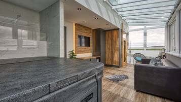 Suíte luxo | Área de estar | Smart TV 102 cm com canais digitais