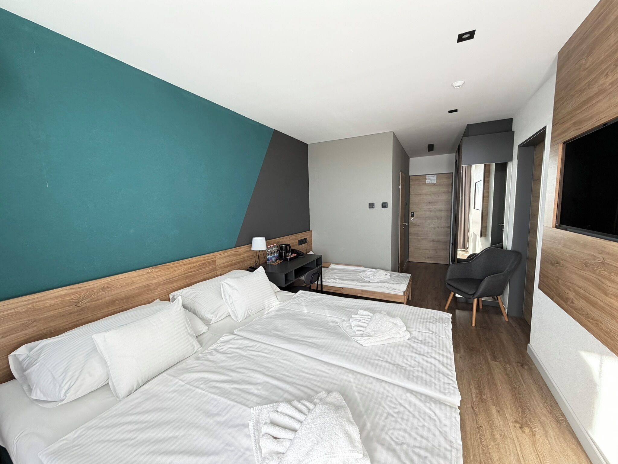 Deluxe Triple Room | In-room safe, desk, laptop workspace, blackout drapes