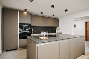 Kühlschrank, Mikrowelle, Geschirrspüler
