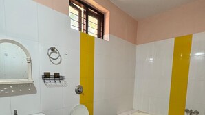 A bathroom with a toilet, sink, and bathtub. - HOTEL COCO BECH KOVALAM AYURVEDIC RESORT (Kovalam)