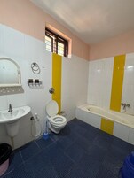 Un baño con inodoro, lavamanos y bañera.