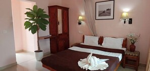 Chambre Deluxe double, balcon, vue sur le jardin | Bureau, accĂšs au Wi-Fi (inclus), literie fournie