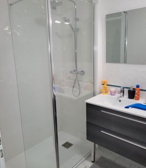 Douche, sèche-cheveux, shampoing, papier toilette