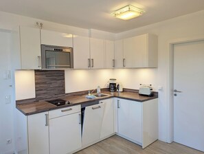 Geladeira, micro-ondas, cooktop, lava-louças