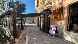 A building with a sign reading "A casa mia" and a poster advertising "BEST COFFEE IN TOWN". - Guest House Colors - by Be Your Home (Civitavecchia)