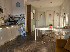 Deluxe Triple Room | Shared kitchen