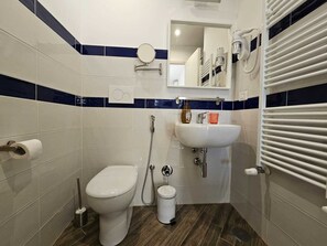 Comfort Single Room, Harbor View | Bathroom | Shower, hair dryer, towels, soap