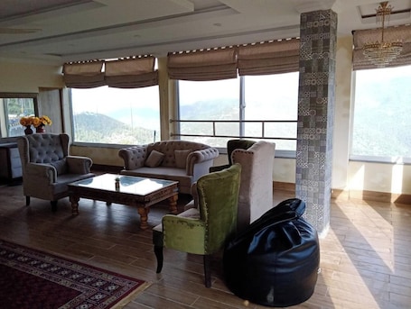 Sitzecke in der Lobby. Virginia Hotels & Resorts Murree