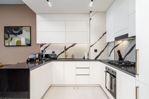 Fridge, oven, stovetop, coffee/tea maker