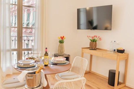 Ropa de cama de alta calidad, colchones con efecto memoria y minibar