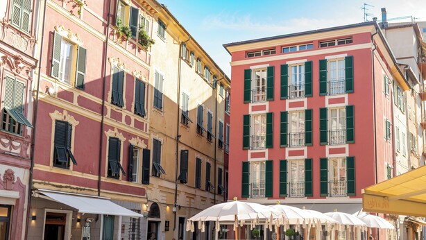 A street with outdoor seating and a café. - Palazzo Sant'Agostino by The First (La Spezia)