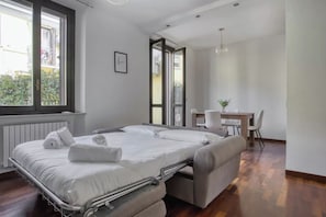 Departamento, 1 cama matrimonial y sofá cama, Terraza | Área de sala de estar | Televisión LED de 32 pulgadas con canales por cable 