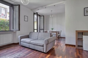 Comfort-Apartment | Wohnbereich | LED-Fernseher