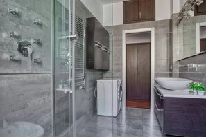 Căn hộ, 1 giường đôi và sofa giường, hiên | Phòng tắm | Chậu vệ sinh/vòi rửa 