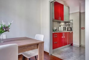 Departamento, 1 cama matrimonial y sofá cama, Terraza | Cocina privada | Cafetera de espresso, tetera eléctrica y comedor 