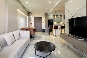 Living area - Perfect for Business Travelers – 2BR Midtown Apartment, 5 Mins to SECC (Hồ Chí Minh)