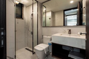 Shower, hair dryer, towels, soap - Perfect for Business Travelers – 2BR Midtown Apartment, 5 Mins to SECC (Hồ Chí Minh)