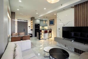 Living area - Perfect for Business Travelers – 2BR Midtown Apartment, 5 Mins to SECC (Hồ Chí Minh)