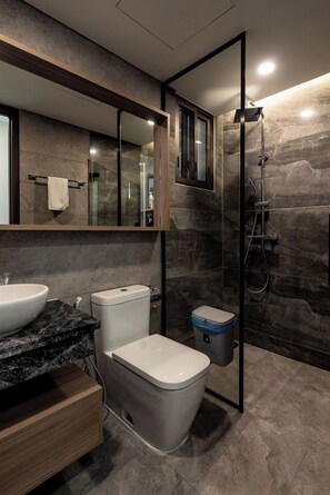 Shower, hair dryer, towels, soap - Perfect for Business Travelers – 2BR Midtown Apartment, 5 Mins to SECC (Hồ Chí Minh)