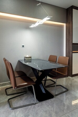 Dining - Perfect for Business Travelers – 2BR Midtown Apartment, 5 Mins to SECC (Hồ Chí Minh)