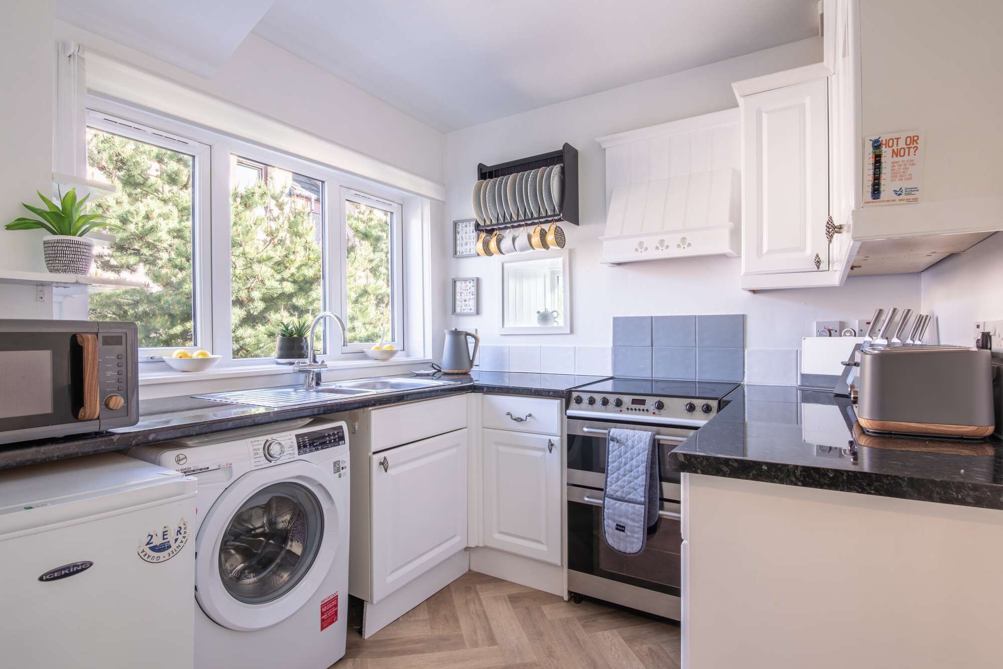 Refrigerador, microondas, horno, placa de cocina