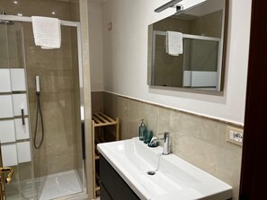 Quarto casal conforto | Banheiro | Produtos de toalete grátis, secador de cabelo, toalhas de banho