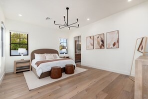 5 Schlafzimmer, Schreibtisch, Bügeleisen/Bügelbrett, Reisekinderbett