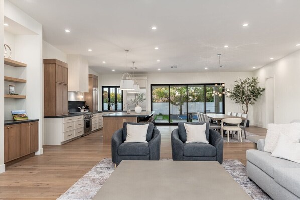 Smart TV, chimenea, tenis de mesa y libros 