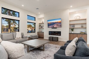 Smart TV, chimenea, tenis de mesa y libros 