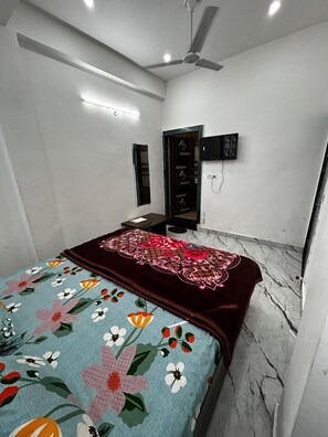 Deluxe Double Room, City View | In-room safe, soundproofing, free WiFi, bed sheets - Hotel Shri Prabhu Dham Vrindavan (Vrindavan)