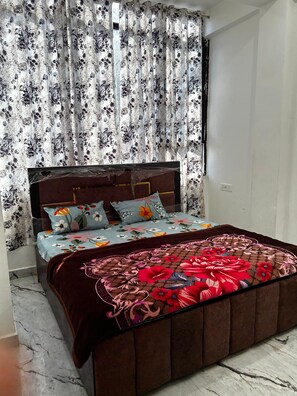 Habitación Deluxe doble, vistas a la ciudad | Caja fuerte, sistema de insonorización, wifi gratis y ropa de cama