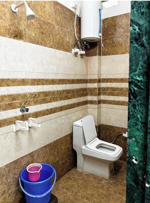 Habitación Deluxe doble, vistas a la ciudad | Baño | Ducha, cabezal de ducha tipo lluvia y zapatillas