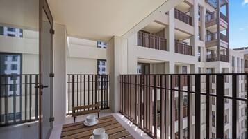 Classic-Apartment, Balkon, Poolblick | Balkon