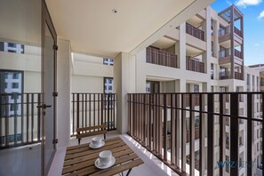 Appartement Classique, balcon, vue piscine | Balcon