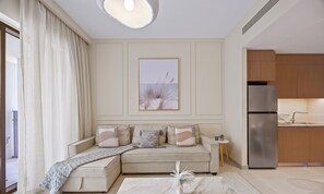 Classic-Apartment, Balkon, Poolblick | Wohnbereich