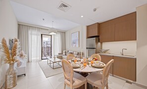 Appartement classique, balcon, vue sur la piscine | Aire de séjour | Téléviseur connecté de 55 po avec télévision numérique, Netflix