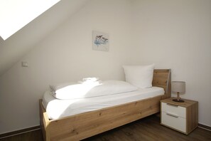 4 bedrooms, desk, WiFi